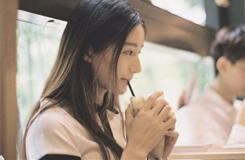 和喜欢的女生约会,如何找话题聊天不冷场?